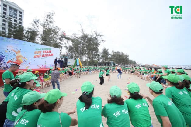 Team building được tổ chức hàng năm là dịp để cán bộ, nhân viên được nghỉ ngơi, giải trí, siết chặt tinh thần đoàn kết, tình đồng nghiệp, sự hỗ trợ nhau trong công việc.