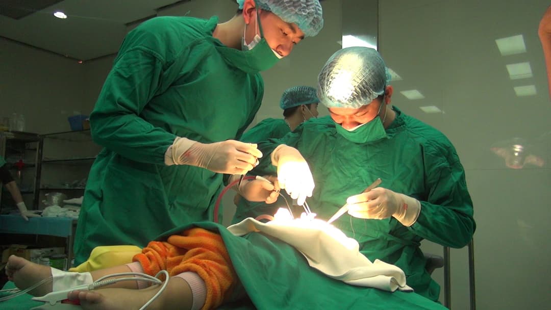 bệnh viện thu cúc phẫu thuật miễn phí cho trẻ em nghèo