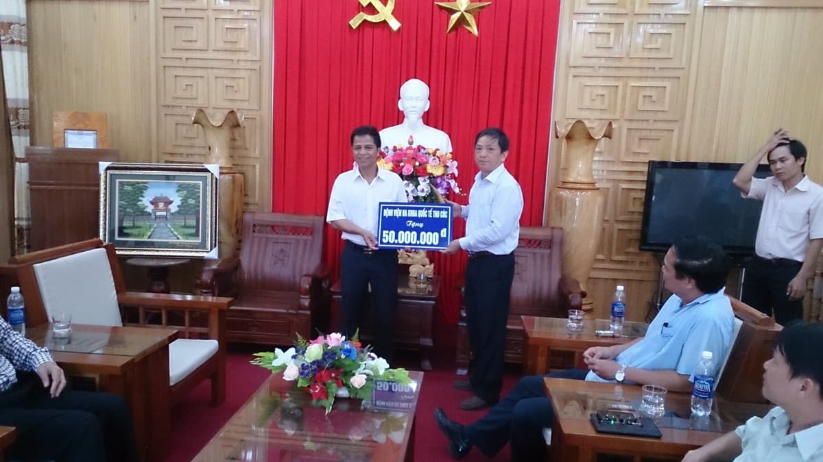 Bệnh viện Thu Cúc ủng hộ 50 triệu đồng xây dựng đường giao thông