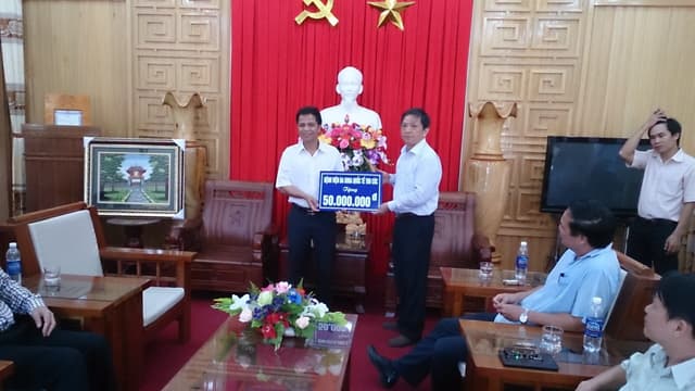 Bệnh viện Thu Cúc ủng hộ 50 triệu đồng xây dựng đường giao thông