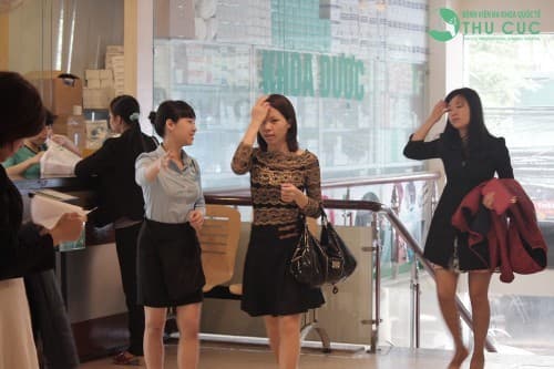 Bộ phận lễ tân đang tận tình hướng dẫn người bệnh các thủ tục