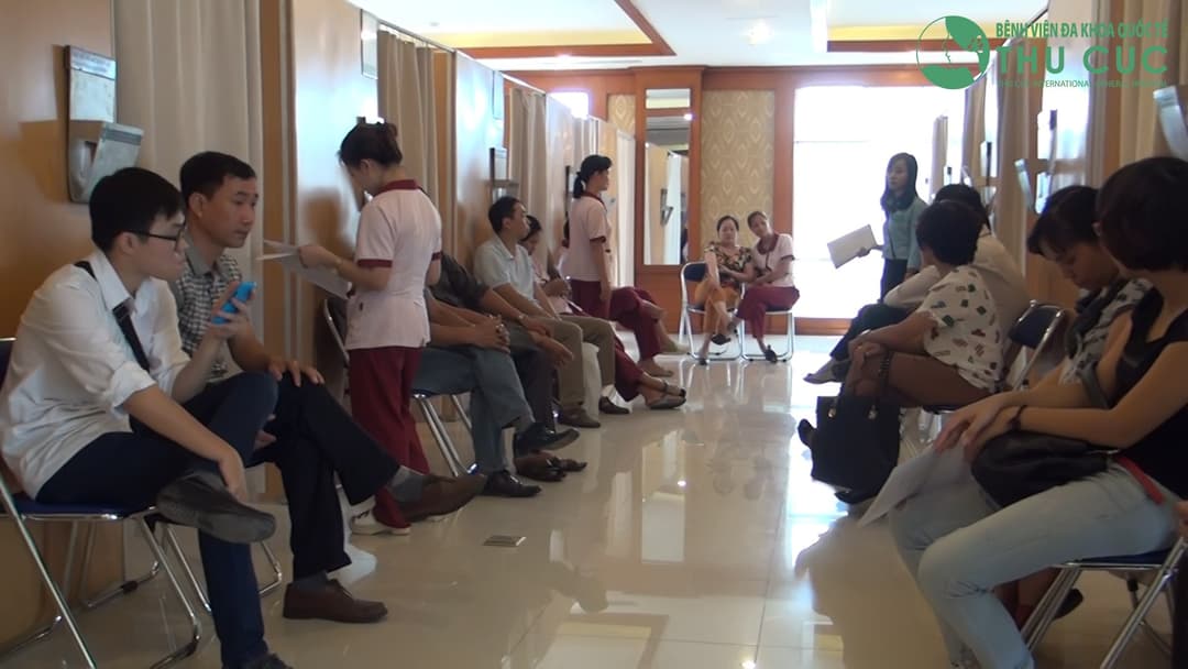 Các cô giáo trường mầm non Chu Văn An có mặt rất sớm trong buổi khám sức khỏe tại Bệnh viện Thu Cúc