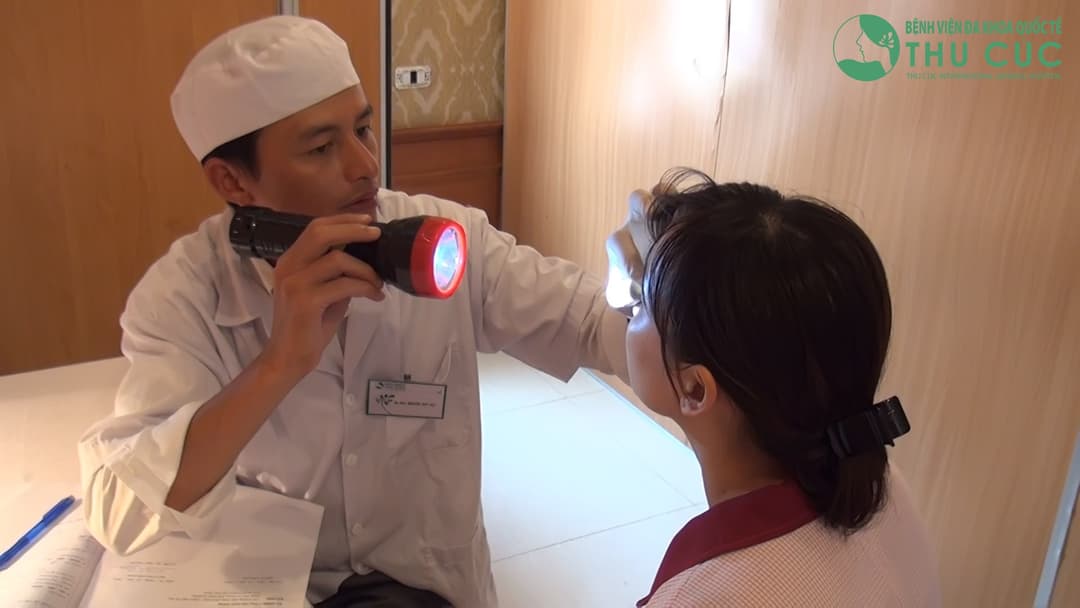 Bác sĩ khám rất tận tình cho người bệnh