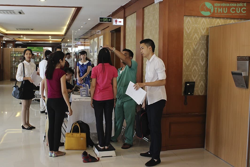 Các bác sĩ hướng dẫn khám sức khỏe tận tình