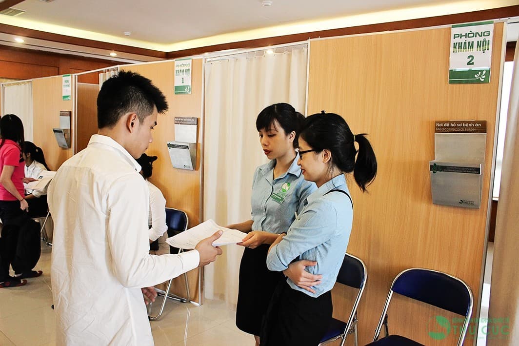 Nhân viên giải đáp cụ thể những thắc mắc của người bệnh