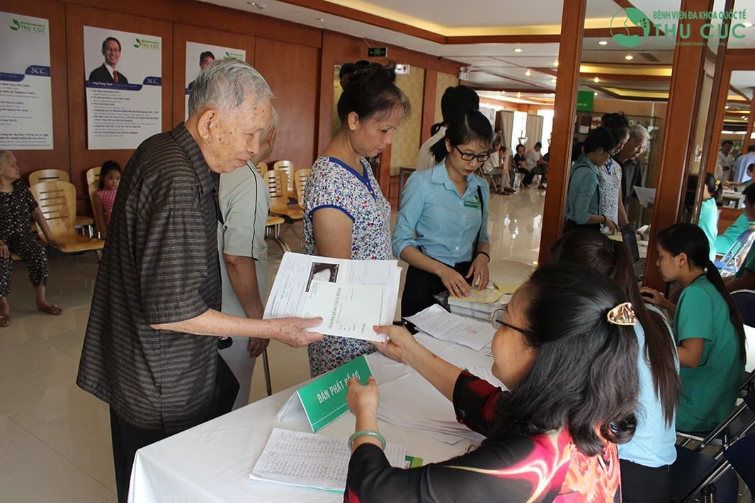 Hơn 200 cán bộ lão thành cách mạng,  được khám bệnh