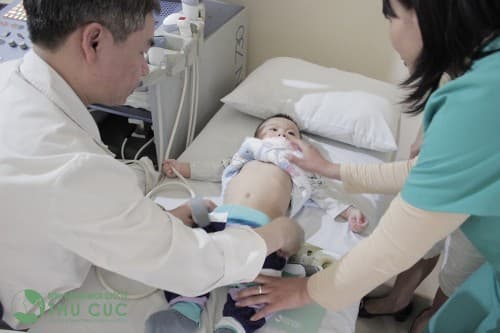 Nên đưa trẻ đi khám bác sỹ chuyên khoa để được chẩn đoán chính xác; điều trị kịp thời các dấu hiệu bệnh và đảm bảo sức khỏe.