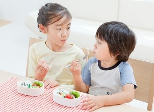 Chế độ ăn uống không hợp lí rất dễ khiến trẻ mắc các bệnh về đường tiêu hóa.