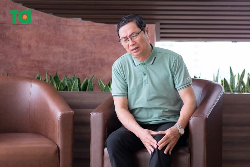 Khi việc đứng lên, ngồi xuống, đi lại hay thay đổi tư thế trở nên khó khăn do đau đầu gối, đây có thể là dấu hiệu của viêm khớp, thoái hóa khớp hoặc các tổn thương nghiêm trọng hơn