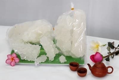 Ngậm đường phèn hoặc uống trà pha đường phèn cũng giúp giảm đau rát họng.