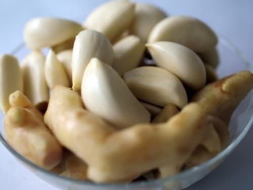 Tỏi, gừng có thể giúp làm giảm cảm giác khó chịu do rối loạn tiêu hóa.