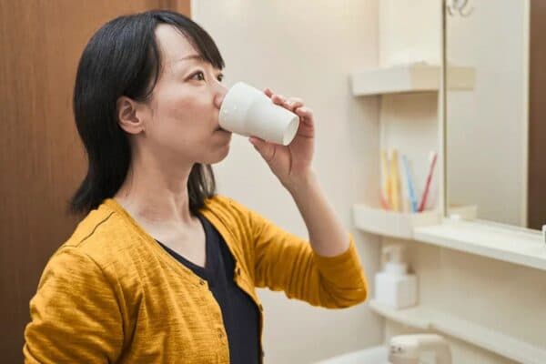 Súc miệng là một trong những cách trị viêm họng không dùng thuốc