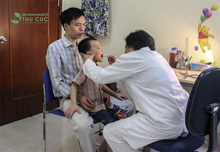 Cha mẹ nên đưa trẻ đi khám bác sĩ chuyên khoa để được chẩn đoán chính xác và có phương pháp điều trị tốt nhất