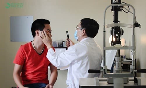 Bác sỹ chuyên khoa đang kiểm tra mắt cho bệnh nhân