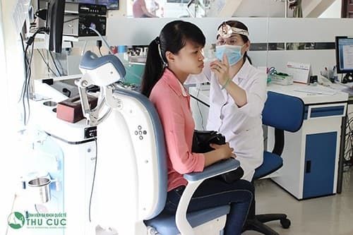 Người bệnh nên đi khám bác sỹ chuyên khoa tai mũi họng để có được chẩn đoán và hướng điều trị tốt nhất cho bệnh viêm tai giữa ở người lớn