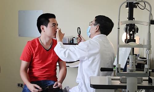 Bác sỹ chuyên khoa đang khám cho bệnh nhân