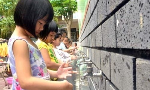 Rửa tay thường xuyên dưới vòi nước sạch là biện pháp phòng ngừa đau mắt đỏ hiệu quả