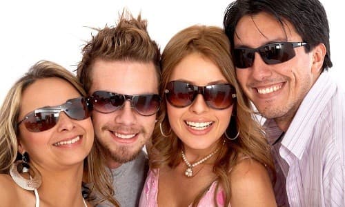 Thường xuyên đeo kính khi đi ra ngoài để phòng tránh bệnh đau mắt đỏ