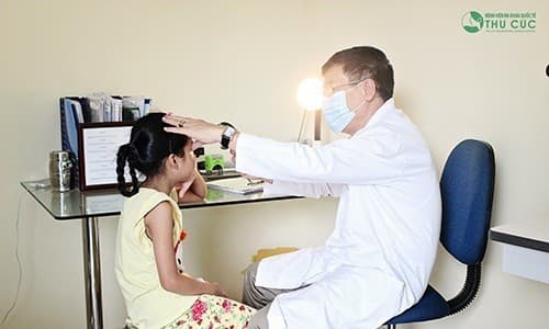 Khám chữa bệnh là các bác sỹ nhãn khoa dày dạn kinh nghiệm