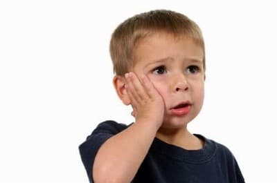 Sâu răng khiến trẻ đau nhức, khó chịu, ảnh hưởng lớn tới sức khỏe và sự phát triển của trẻ.