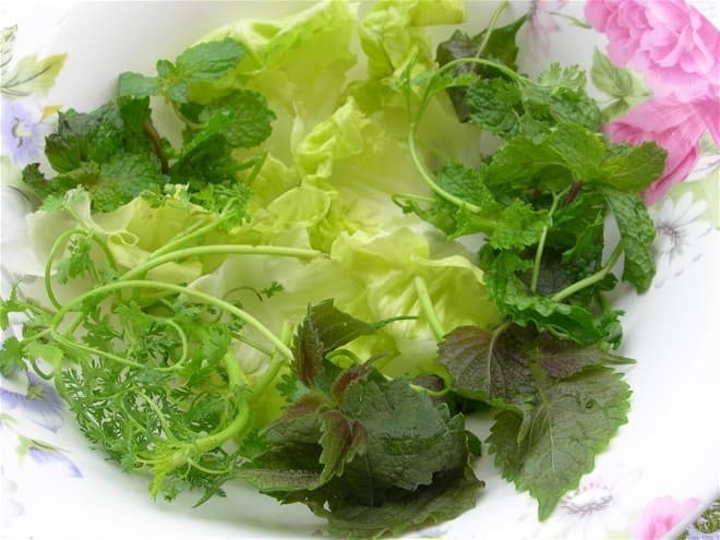 Ăn các loại rau sống chưa được rửa sạch là một trong những nguyên nhân gây ra bệnh giun sán trong cộng đồng.