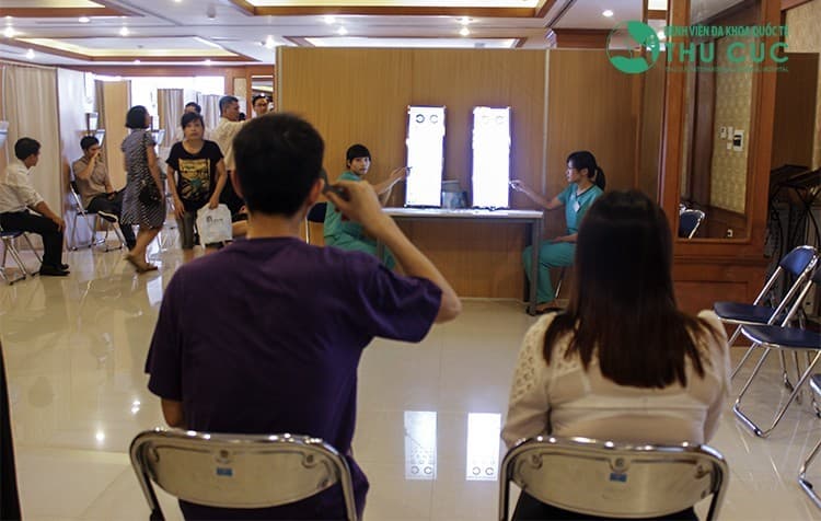 Nhân viên y tế đang tiến hành đo thị lực cho người bệnh