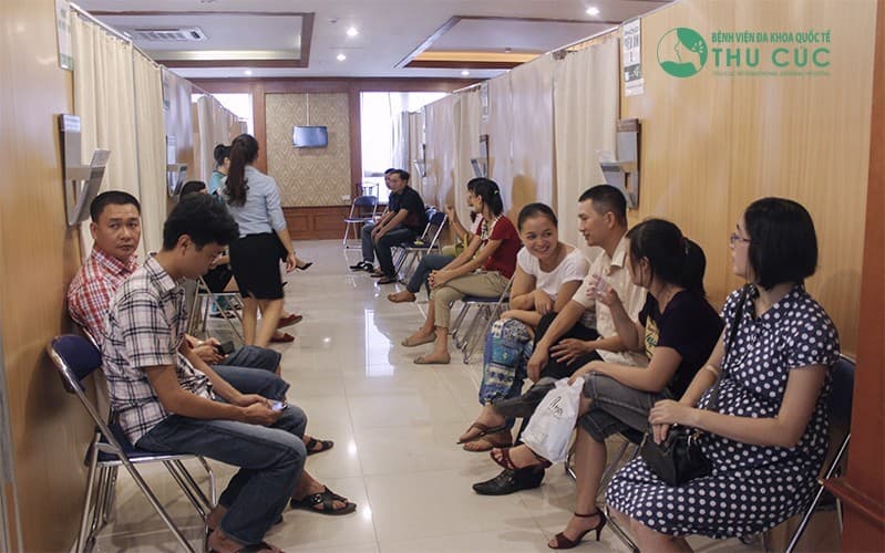 Nhân viên ngân hàng Bảo Việt đến khám tại Bệnh viện Thu Cúc