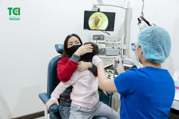 Cho trẻ tái khám định kỳ với chuyên gia để kiểm soát viêm tai giữa