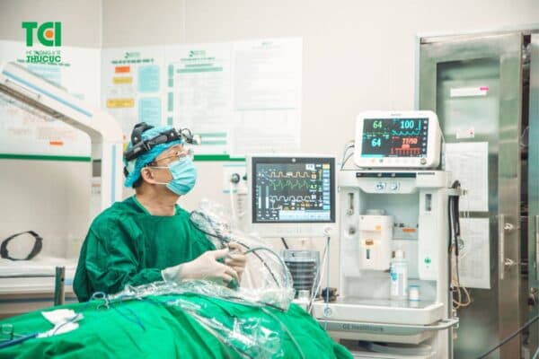 Phẫu thuật là một trong những cách chữa viêm tai giữa ở trẻ em hiệu quả hiện nay