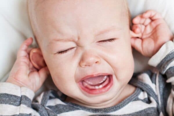 Viêm tai giữa có thể dẫn tới viêm tai xương chũm, viêm màng não ở trẻ