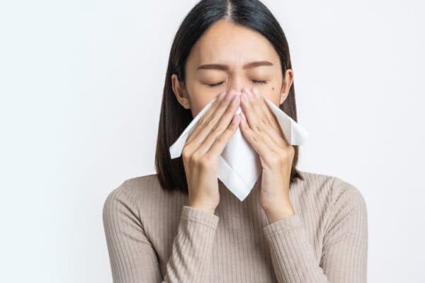 Sổ mũi, ngạt mũi... là những triệu chứng thường thấy ở người bị viêm mũi