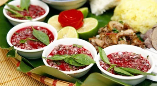 Tránh ăn các thực phẩm tươi sống như tiết canh, gỏi cá, nem chua,....