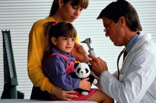 Để phòng ngừa viêm tai giữa thanh dịch, phụ huynh luôn chú ý giữ gìn vệ sinh tai mũi họng hằng ngày sạch sẽ