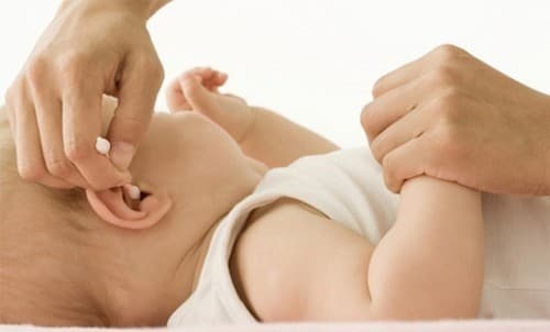 Viêm tai giữa thanh dịch là biến chứng thường gặp nhất của viêm amidan thường gặp ở lứa tuổi từ 1 đến 3 tuổi