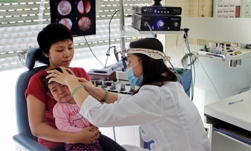 Nên đưa trẻ đi khám sức khỏe tai mũi họng định kỳ để sớm phát hiện và xử lý bệnh kịp thời tránh xảy ra biến chứng