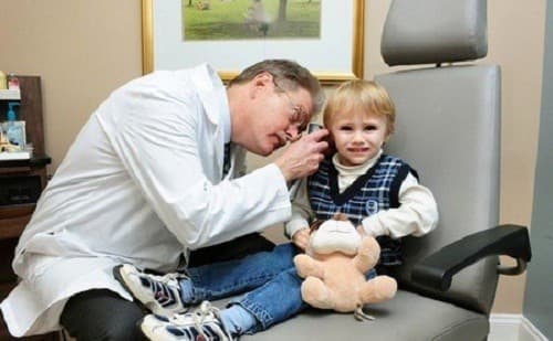 Để phát hiện bệnh viêm tai giữa, bác sĩ chuyên khoa sẽ dùng các thiết bị chuyên dụng như đèn soi tai có kính phóng đại, kính hiển vi soi tai và nội soi tai