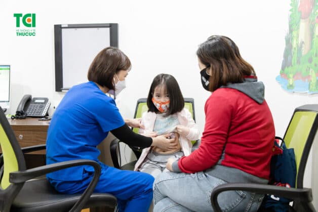 Khi có dấu hiệu của 4 bệnh thường gặp ở trẻ, bố mẹ phải cho trẻ thăm khám với chuyên gia ngay