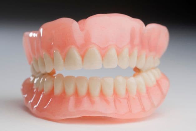 Thực hiện kỹ thuật làm răng giả