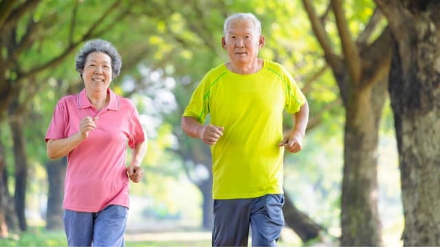 Thoái hóa khớp gối có nên đi bộ không?