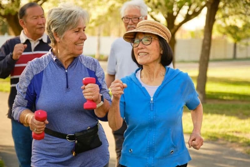 thoái hóa khớp gối có nên đi bộ không