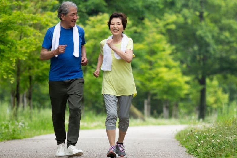 thoái hóa khớp gối có nên đi bộ không