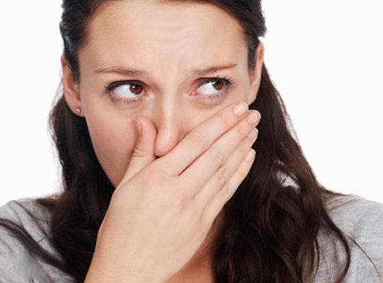 Có nhiều nguyên nhân khác nhau gây hôi miệng, trong đó hôi miệng do sâu răng, các bệnh về nướu răng là hai nguyên nhân thường gặp nhất.