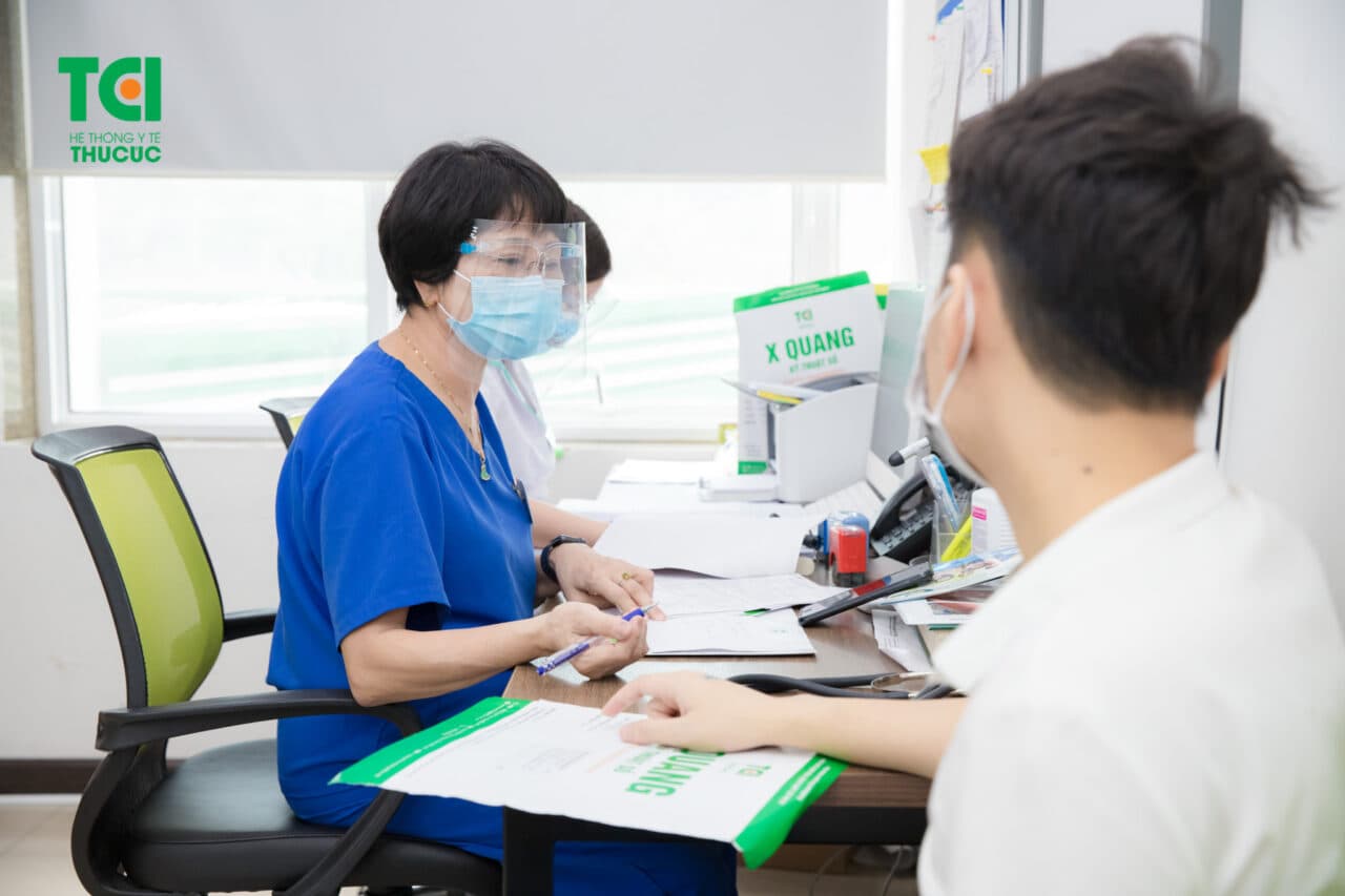 Người bệnh nên thăm khám tại bệnh viện để điều trị nếu viêm gan c biến chứng