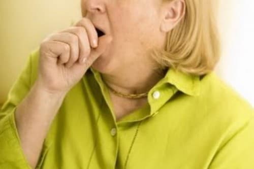 Ho là triệu chứng phổ biến thường gặp ở người bệnh viêm phế quản cấp tính