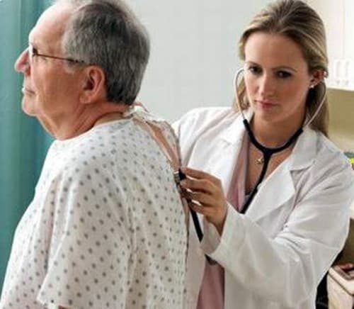 Khám sức khỏe định kỳ giúp phòng ngừa các bệnh lý về đường hô hấp cũng như chứng viêm phế quản