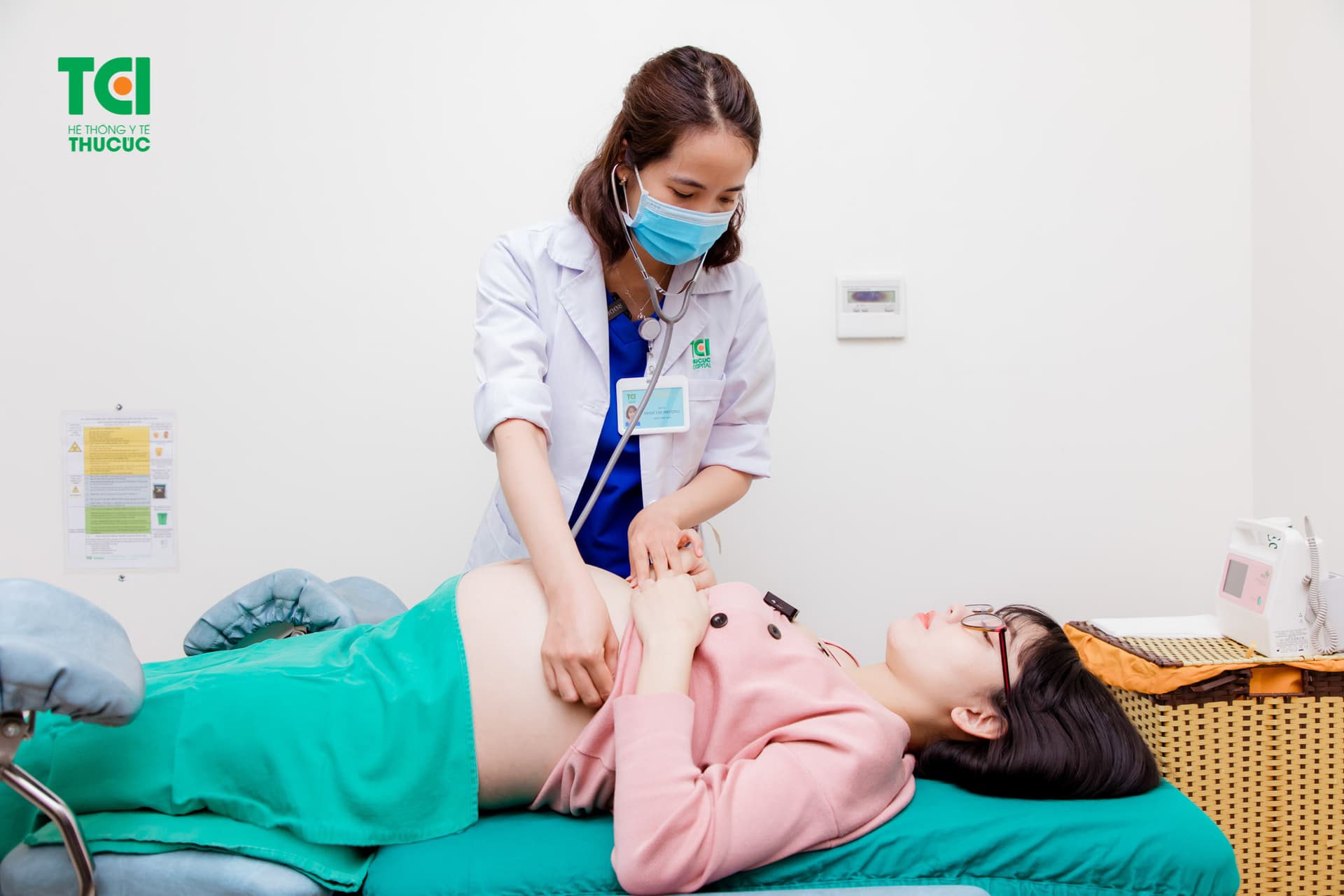 Khám thai 38 tuần bác sĩ sẽ kiểm tra bụng mẹ bầu để xem mức độ lớn và vị trí của bé