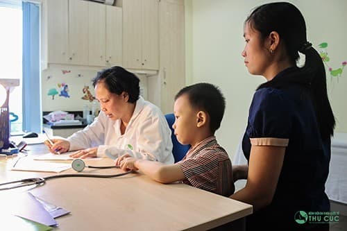 Cho trẻ đi khám chuyên khoa là cách tốt nhất để phòng và điều trị bệnh cho trẻ