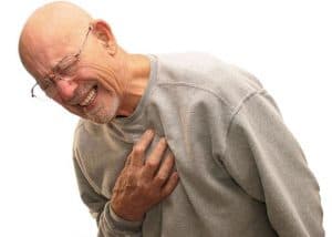 Đau co thắt ngực là dấu hiệu nhận biết điển hình của bệnh nhồi máu cơ tim.