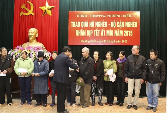 Chương trình “Trao quà hộ nghèo – hộ cận nghèo