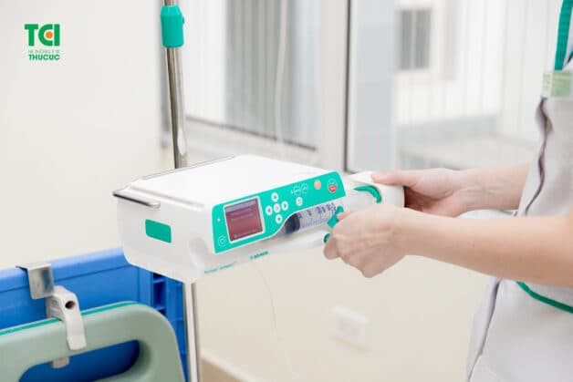 Đường tiết niệu viêm nặng, trẻ phải nhập viện điều trị